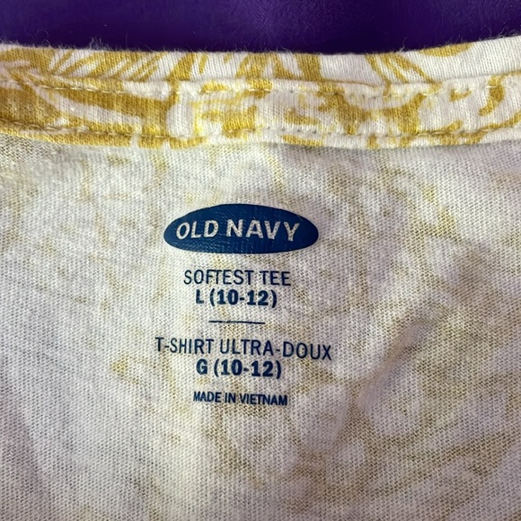 I am selling an pineapple old navy shirt - Picture 3 of 3